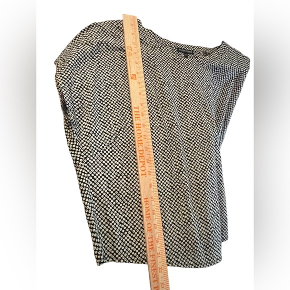 Eileen Fisher cotton top, size small with a hidden pleat at the back. - Picture 10 of 12